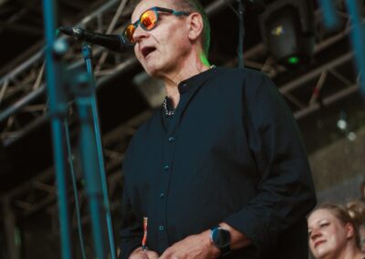 Solisti Harri Immonen laulaa mikkiin