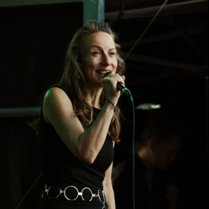 Solisti Kaisa Aninko laulaa mikkiin