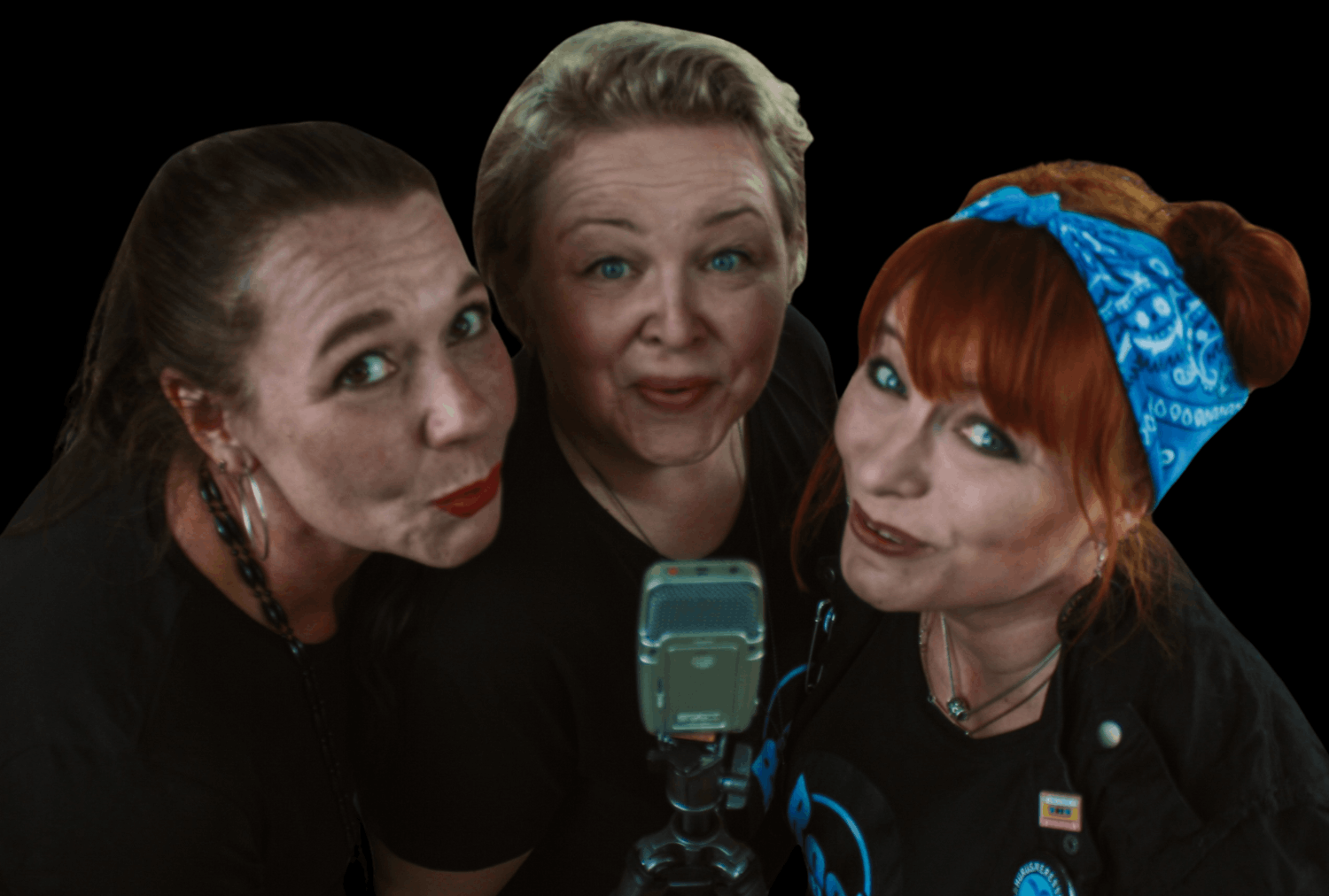 Miia Ruuskanen, Mirva Janhunen ja Terhi Siippainen laulavat yhteiseen mikrofoniin.