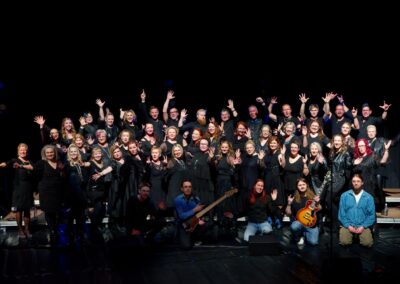 Varkauden Laulu -sekakuoro ja bändi ryhmäkuvassa.