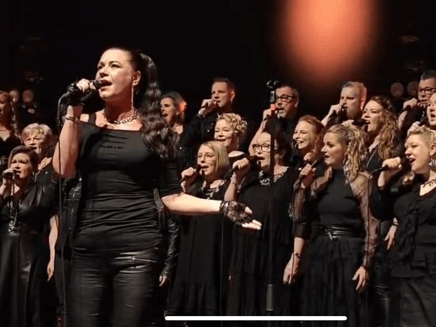 Solisti Kaisa Aninko laulaa mikkiin