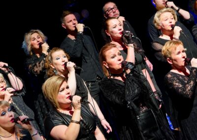 Vinossa kuvakulma kuorosta laulamassa.