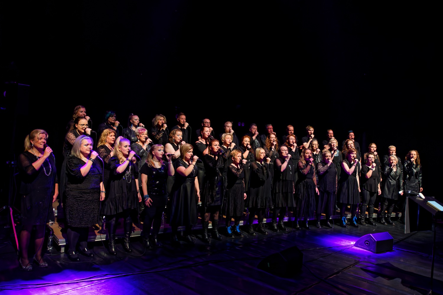 Solisti Kaisa Aninko laulaa mikkiin