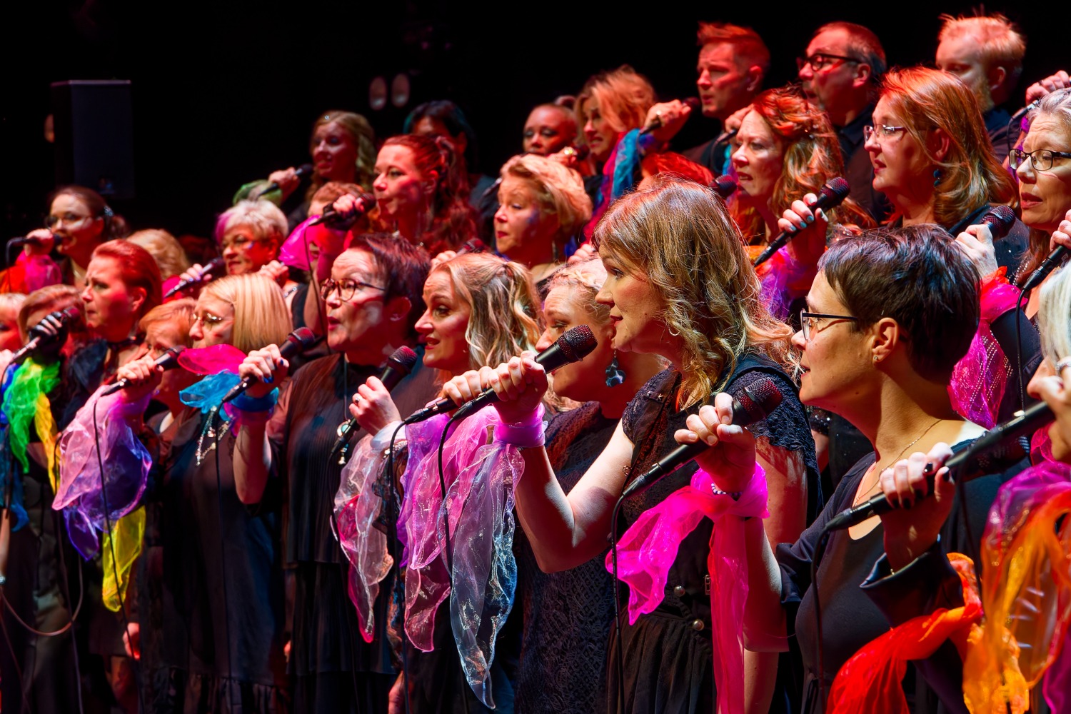 Solisti Harri Immonen laulaa mikkiin