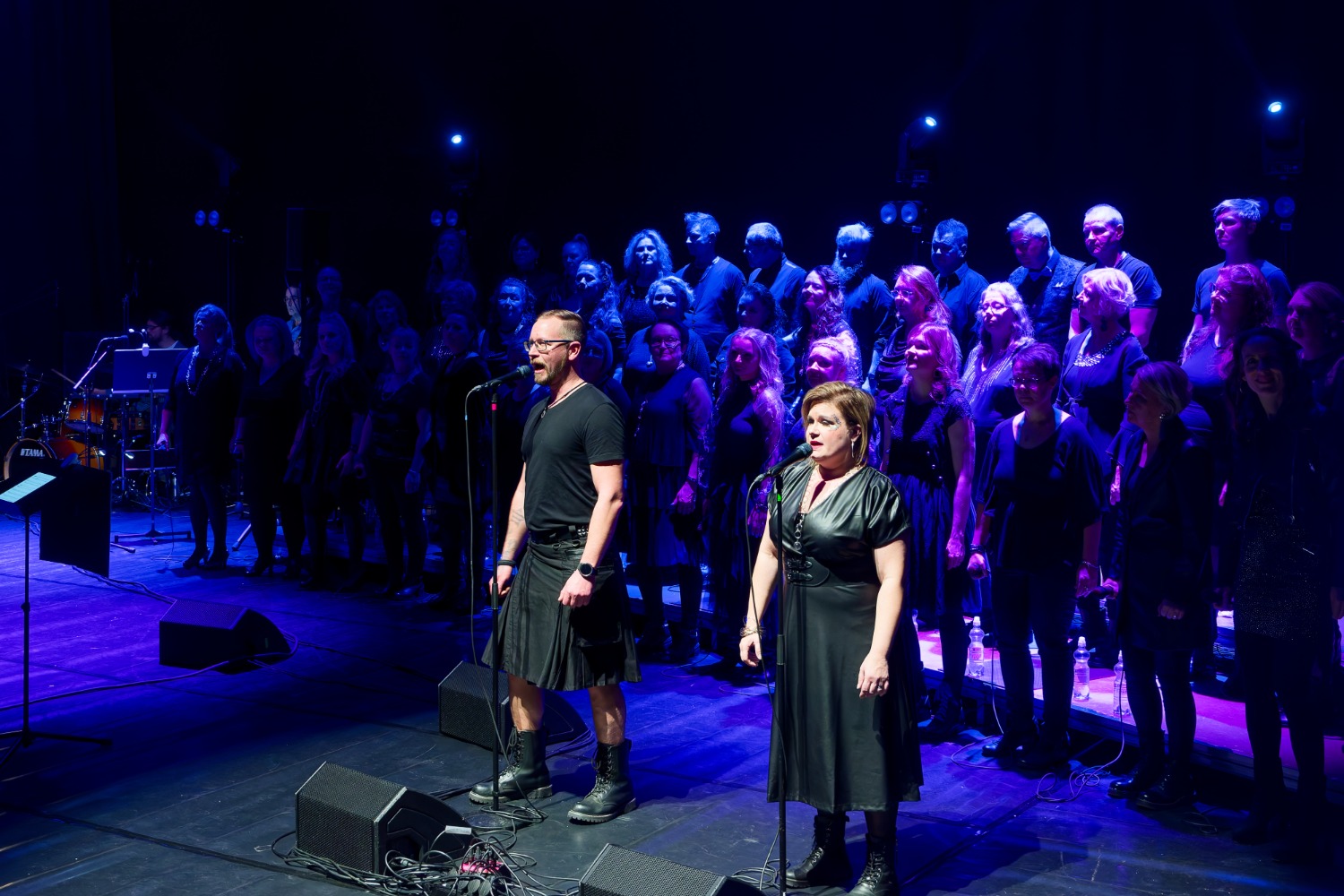 Solisti Harri Immonen laulaa mikkiin