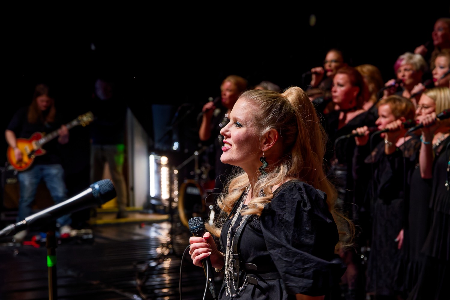 Solisti Harri Immonen laulaa mikkiin