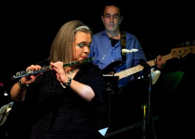 Huilisti ja basisti esiintymässä.