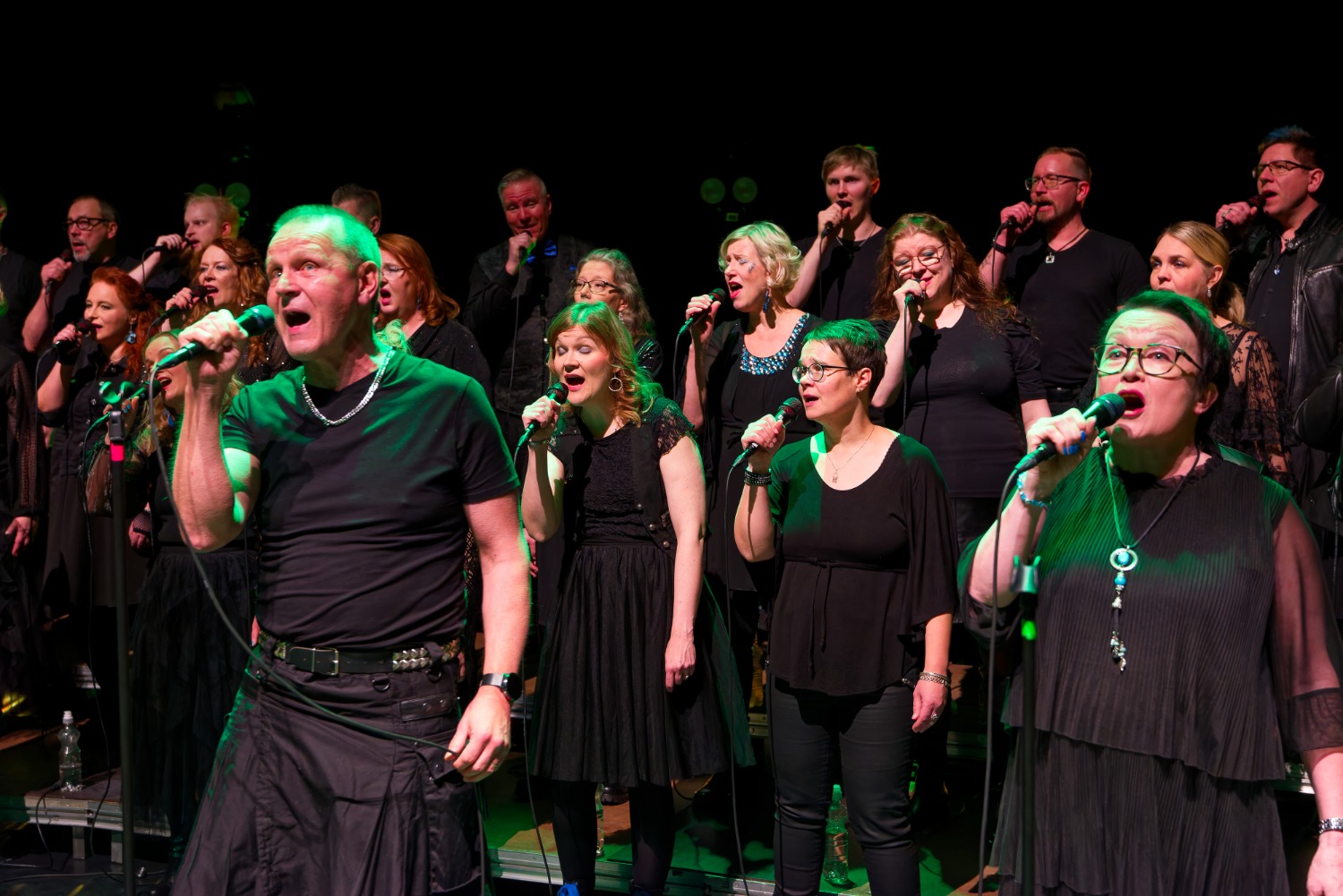 Solisti Kaisa Aninko laulaa mikkiin