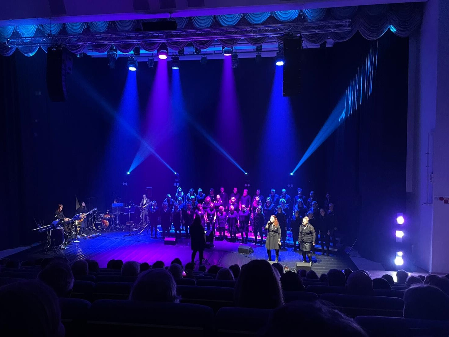 Solisti Kaisa Aninko laulaa mikkiin